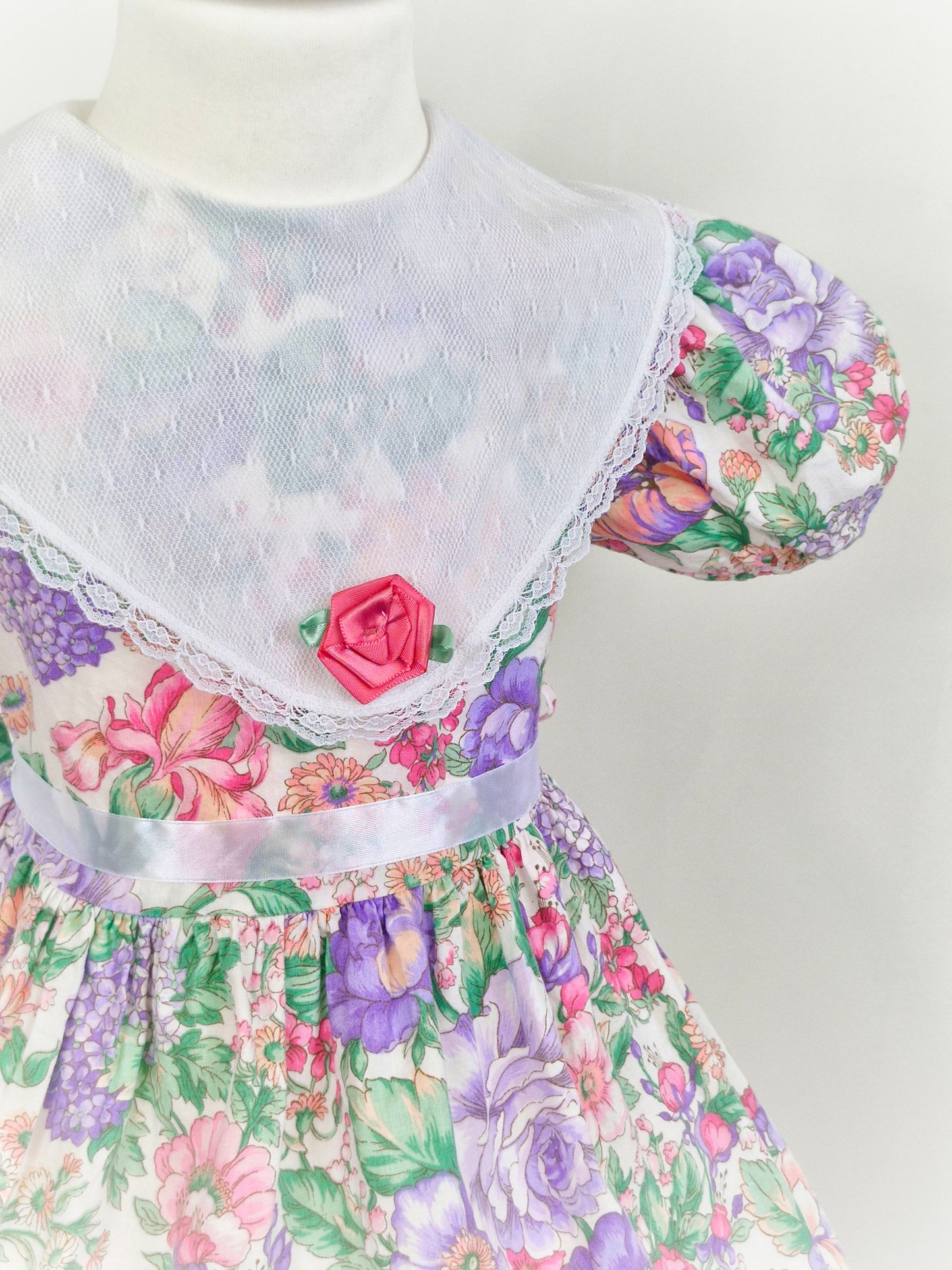 4 years. Floral dream! Vintage dress with white lace bib and rose by Picture Perfect