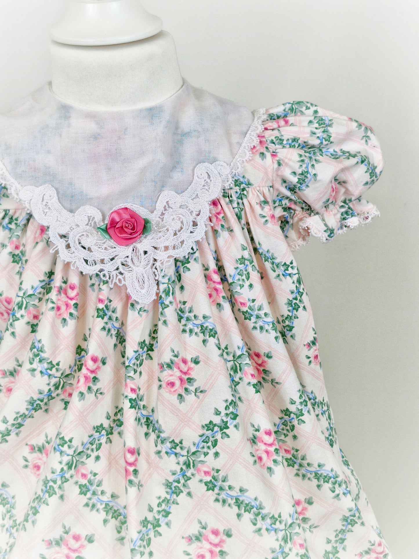 2-3 years. Peaches n' Cream vintage dress with puff sleeves, flowers and vines print, white bib and lace details