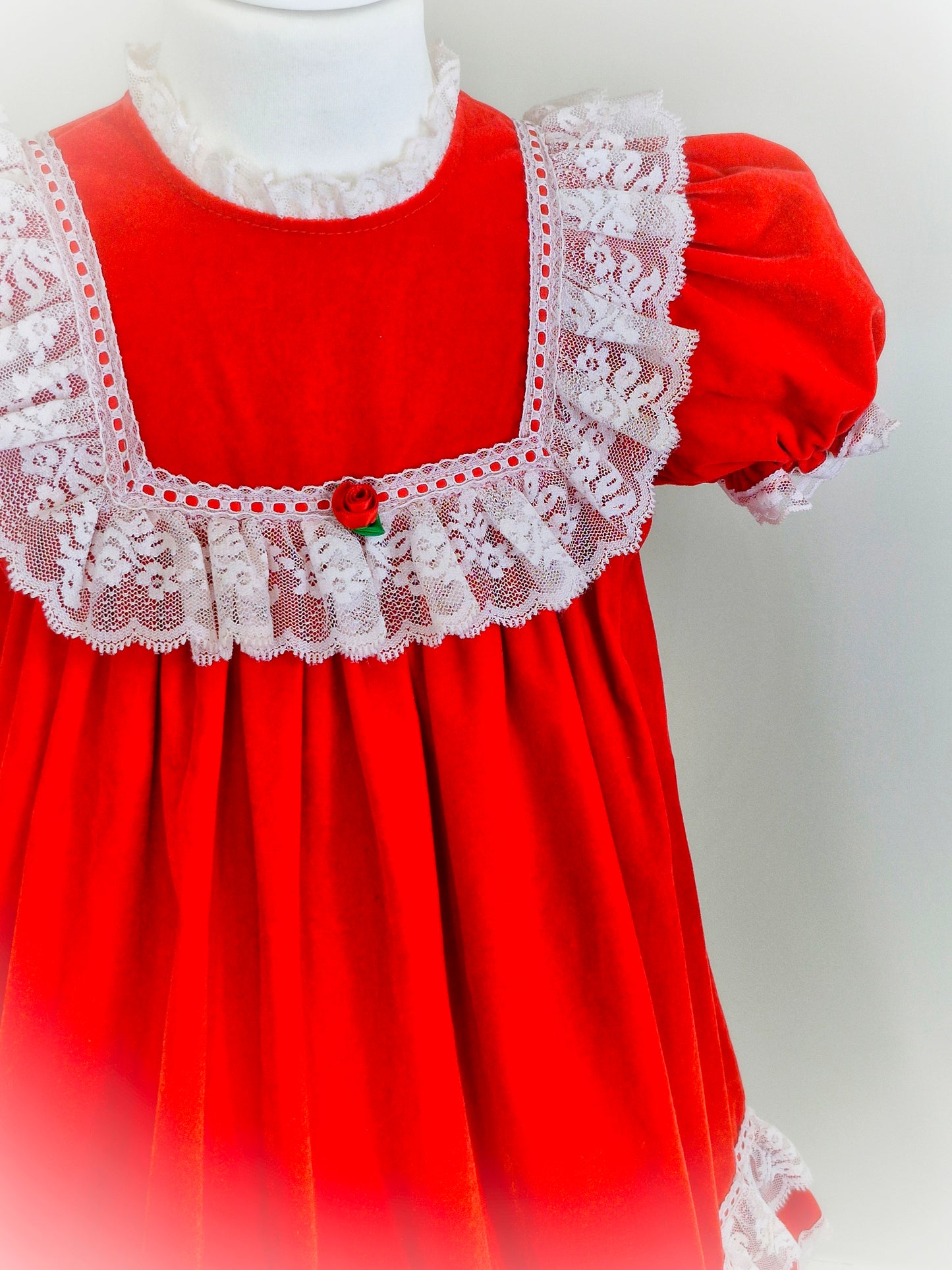 5-6 years. Red velvet vintage dress from Cutest One, white lace details and puff sleeves