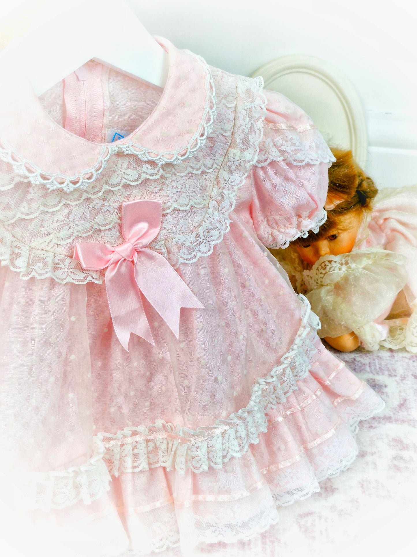 6-12 months. 2 piece vintage set by La Gloire, pink with white lace and satin bow. Comes with bloomers
