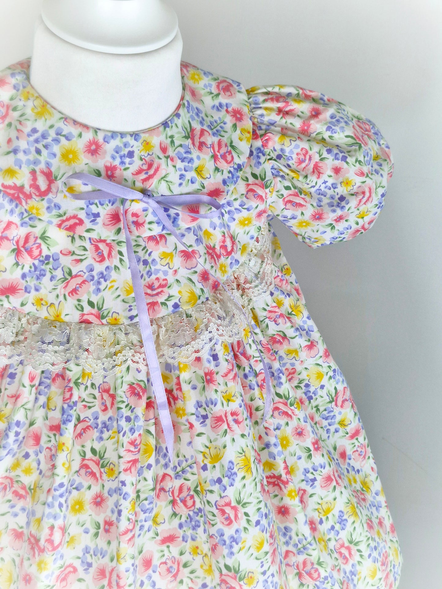 2-3 years. Floral vintage dress from Jeffrey B with puff sleeves, white lace and lilac ribbon