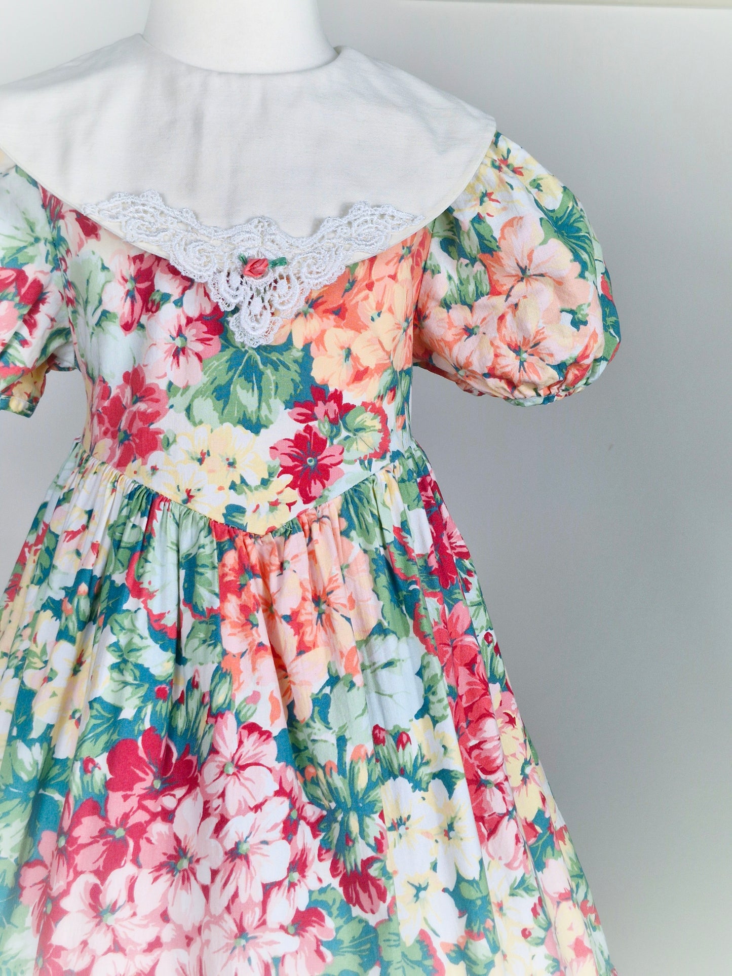 5-6 years. Floral vintage Bonnie Jean dress with puff sleeves and large white bib