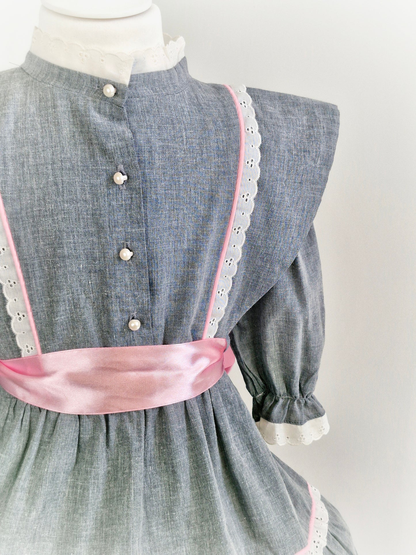 5 years. Grey dress with white and pink details. Pink ribbon and pearl style buttons