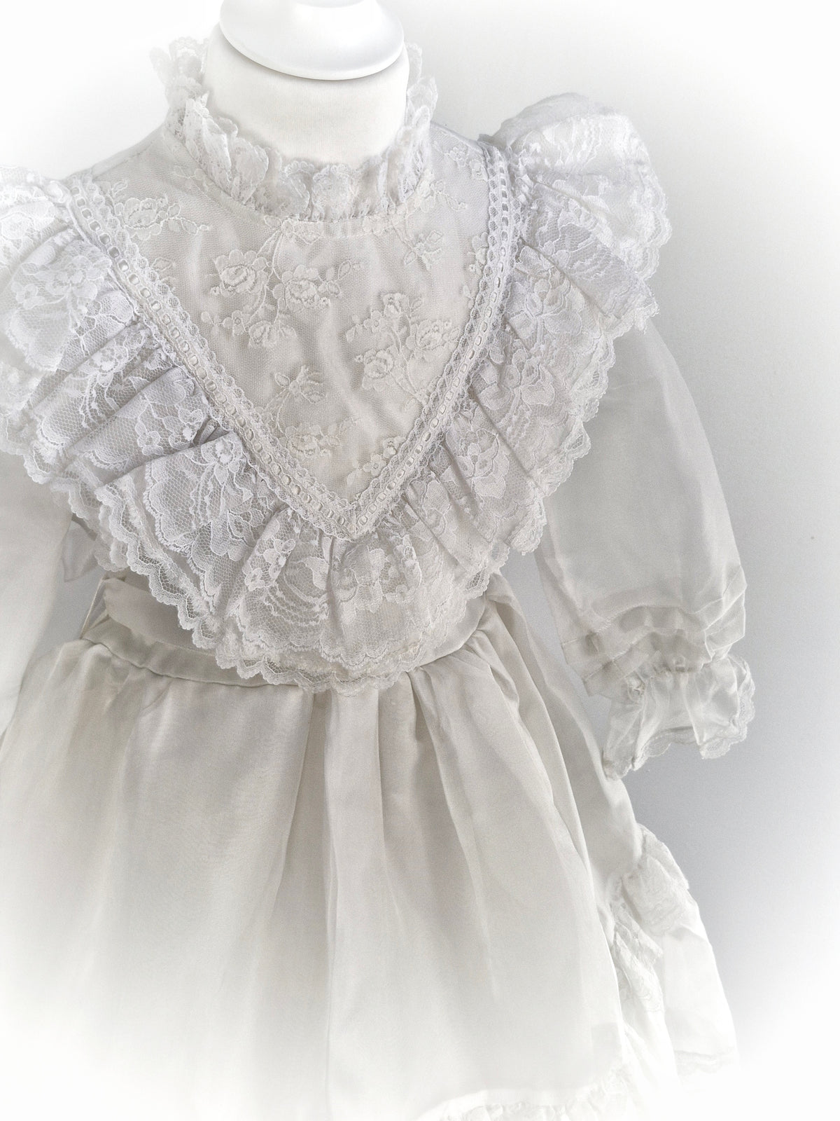 6-7 years. White lace vintage frilly dress