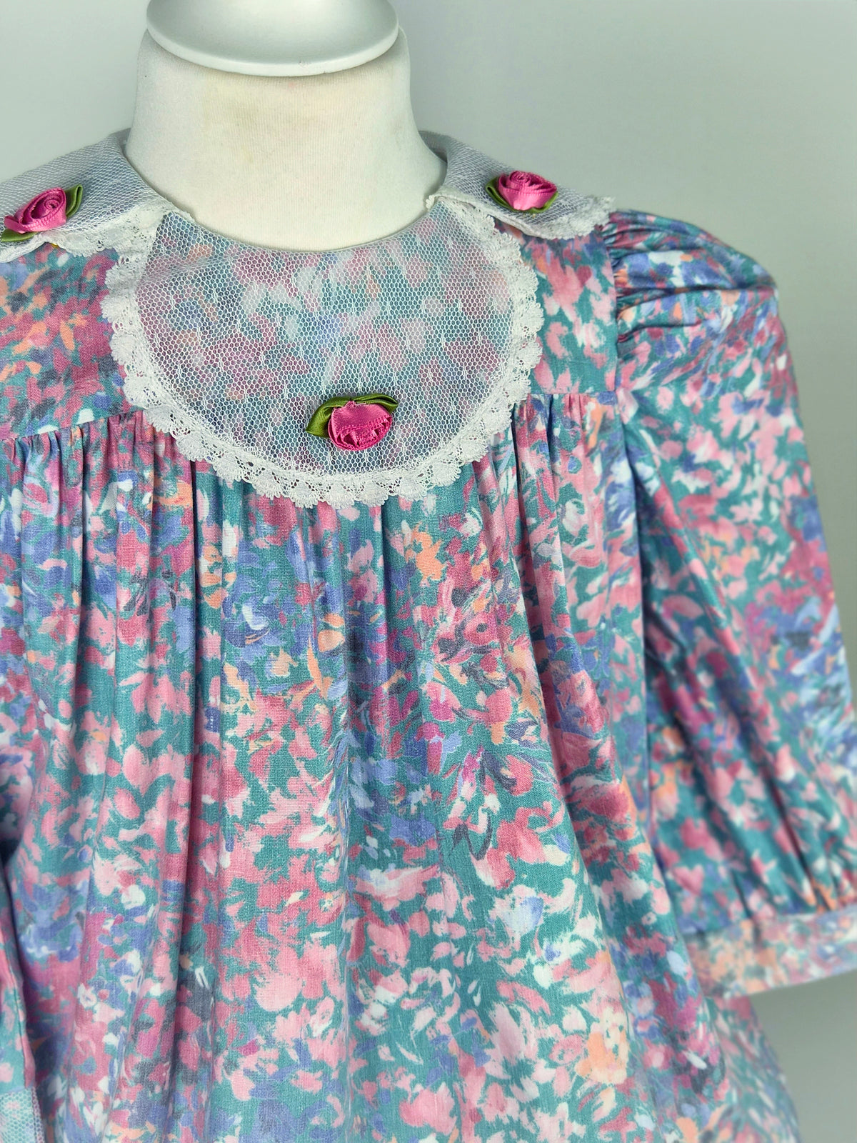 4 years. Floral vintage dress by Sarah Kent with white lace collar and rosettes