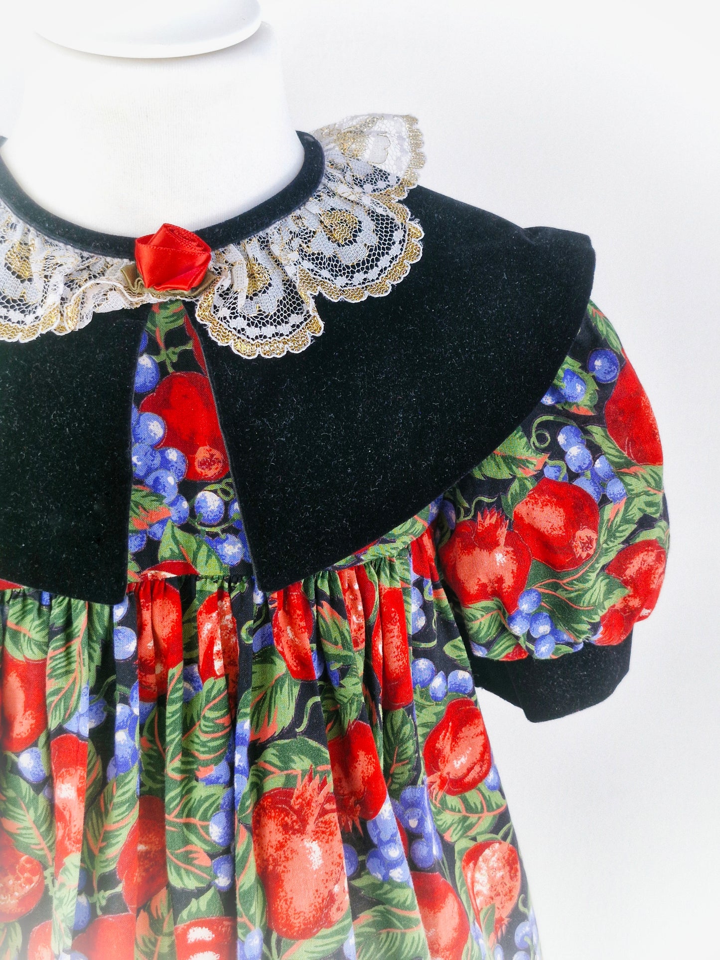 5 years. Vintage dress with beautiful fruit print, large black velvet bib with white lace collar