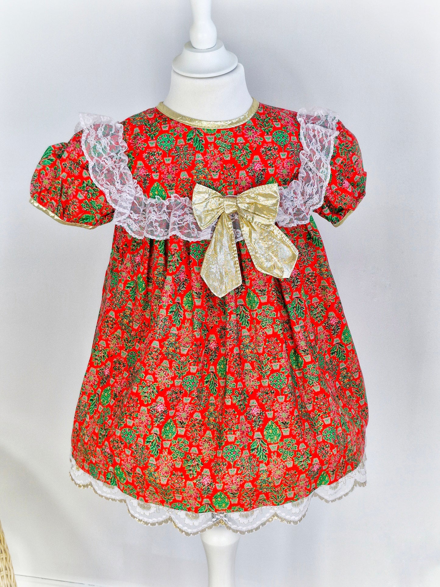 3-4 years. Red vintage Jill Lynn with gold bow and trim, white lace and Christmas tree print