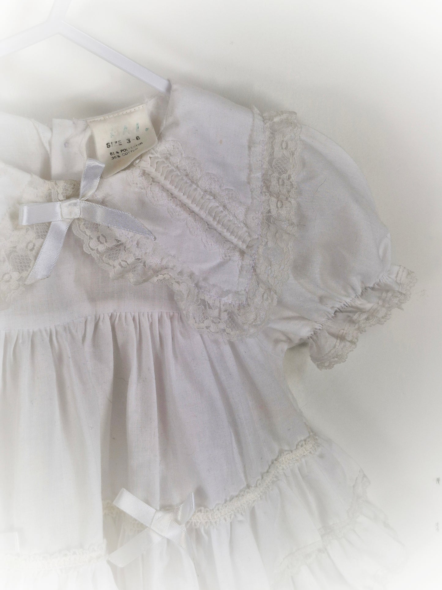 9-12 months. White frilly vintage dress with collar, lace and ribbon