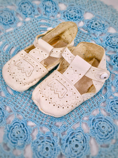 6-12 months. Tiny vintage shoes