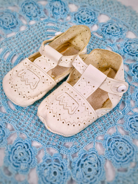 6-12 months. Tiny vintage shoes
