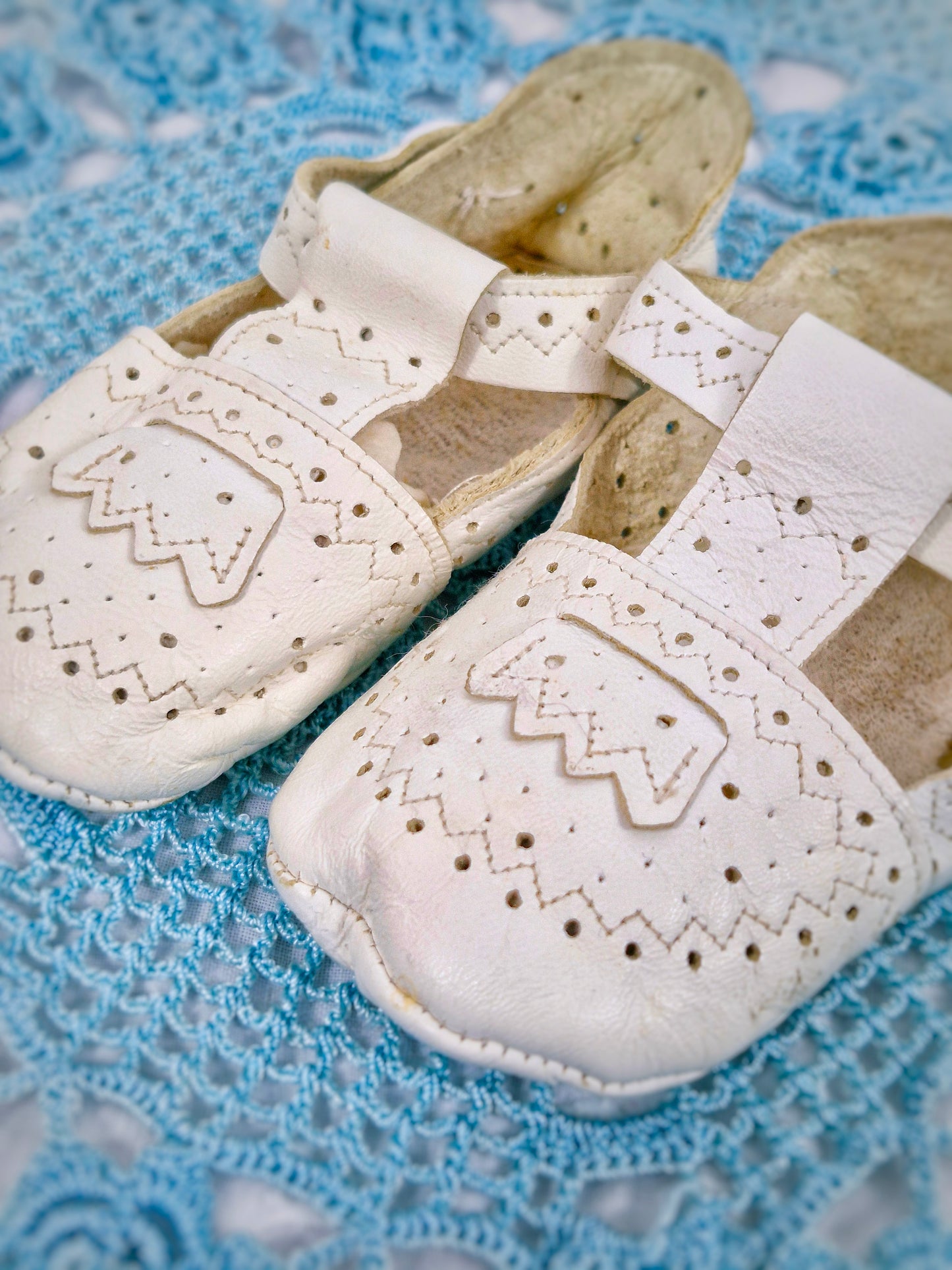 6-12 months. Tiny vintage shoes