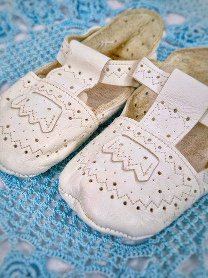 6-12 months. Tiny vintage shoes
