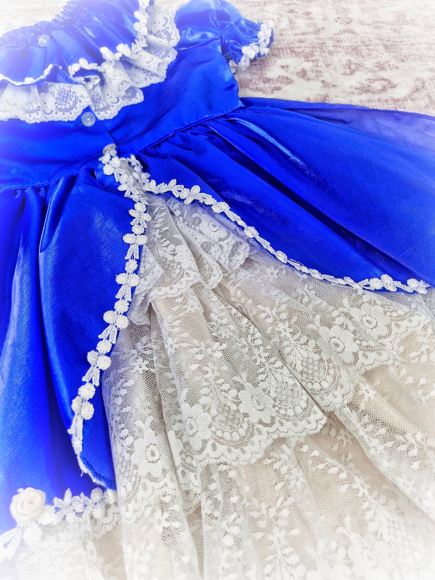 5-6 years. Royal blue vintage gown with white lace details and Ruffles at the back