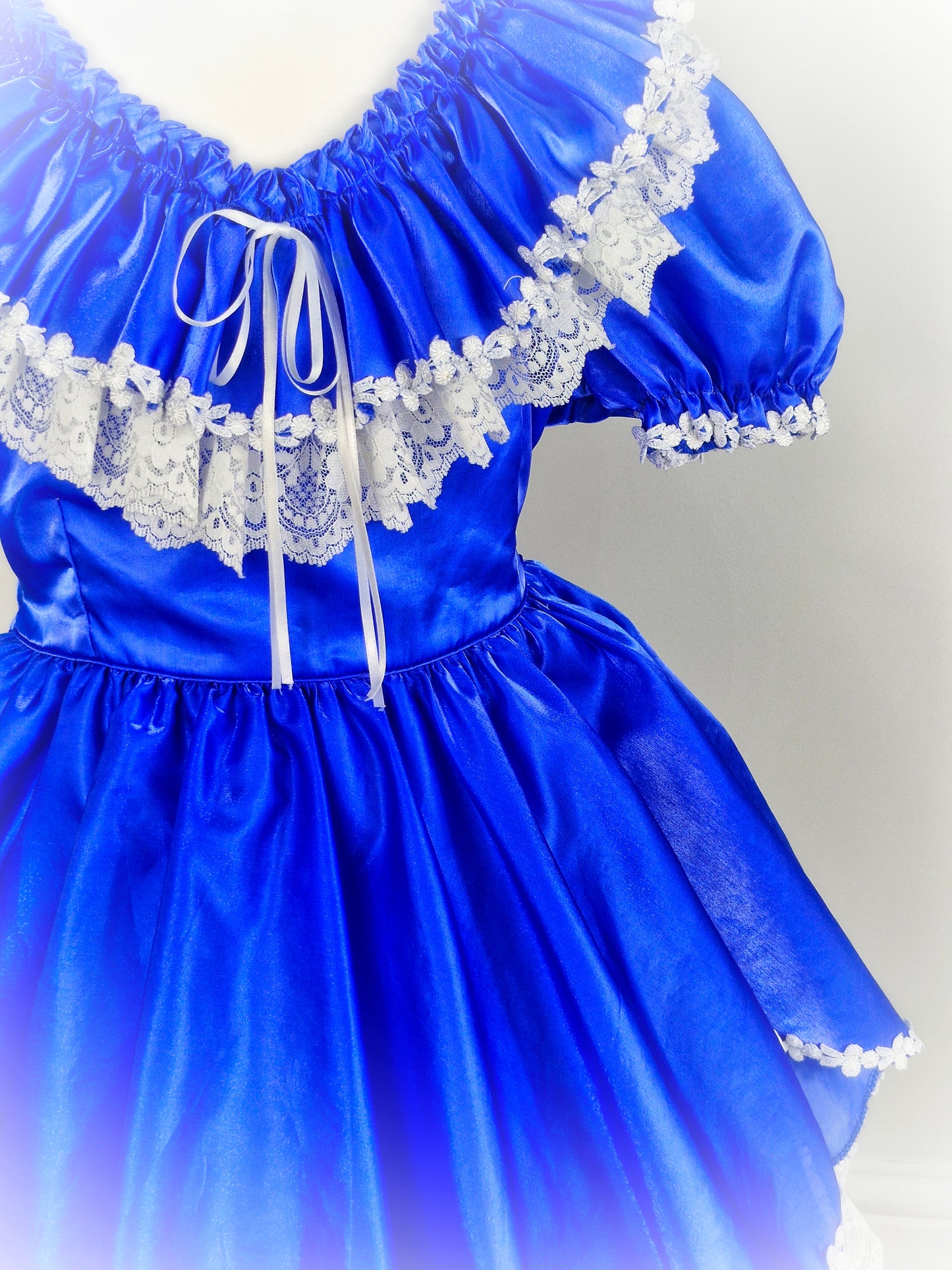 5-6 years. Royal blue vintage gown with white lace details and Ruffles at the back