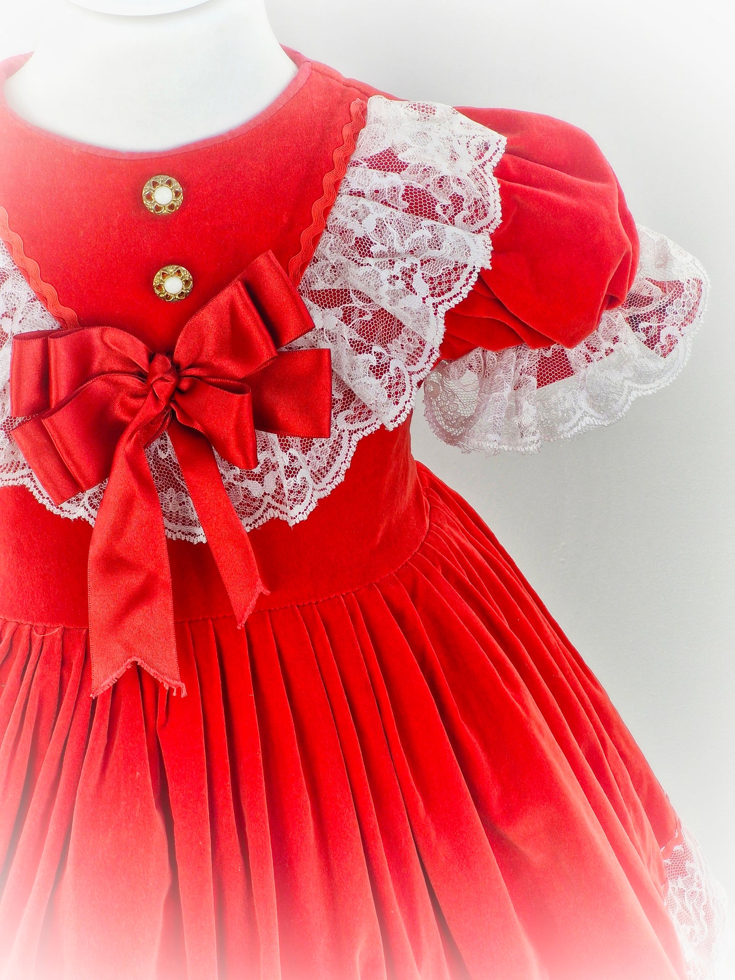 5-6 years. Red velvet vintage dress, lace hem and trim. Faux pearl buttons and red bows.