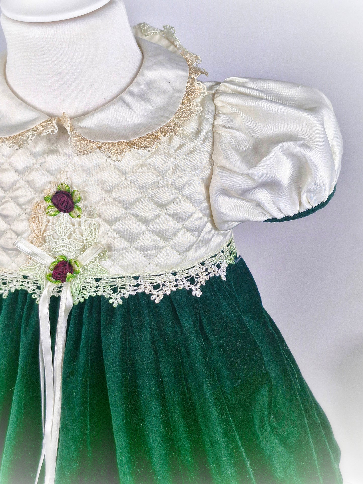 2 years. Green velvet and white satin vintage dress with lace, puff sleeves and Peter Pan collar