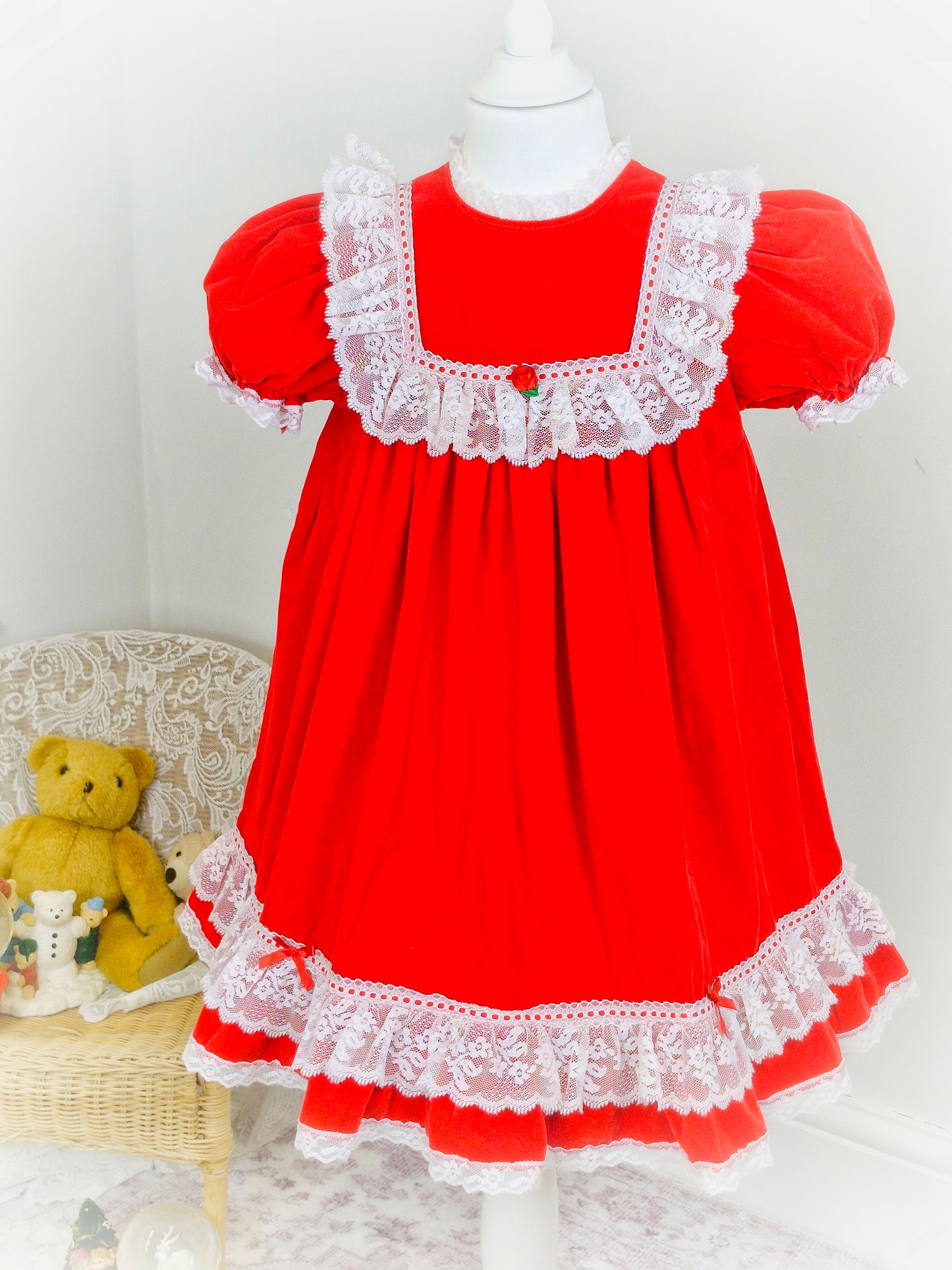 5-6 years. Red velvet vintage dress from Cutest One, white lace details and puff sleeves