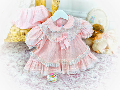6-12 months. 2 piece vintage set by La Gloire, pink with white lace and satin bow. Comes with bloomers