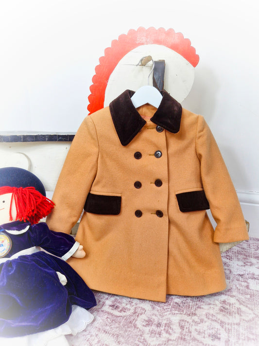 2-3 years. Camel vintage wool coat with brown buttons, collar and pockets by Little Nugget