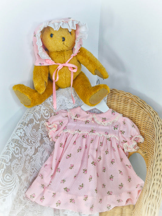 9-12 months. Pink vintage floral dress with collar, puff sleeves, lace trim and matching bonnet