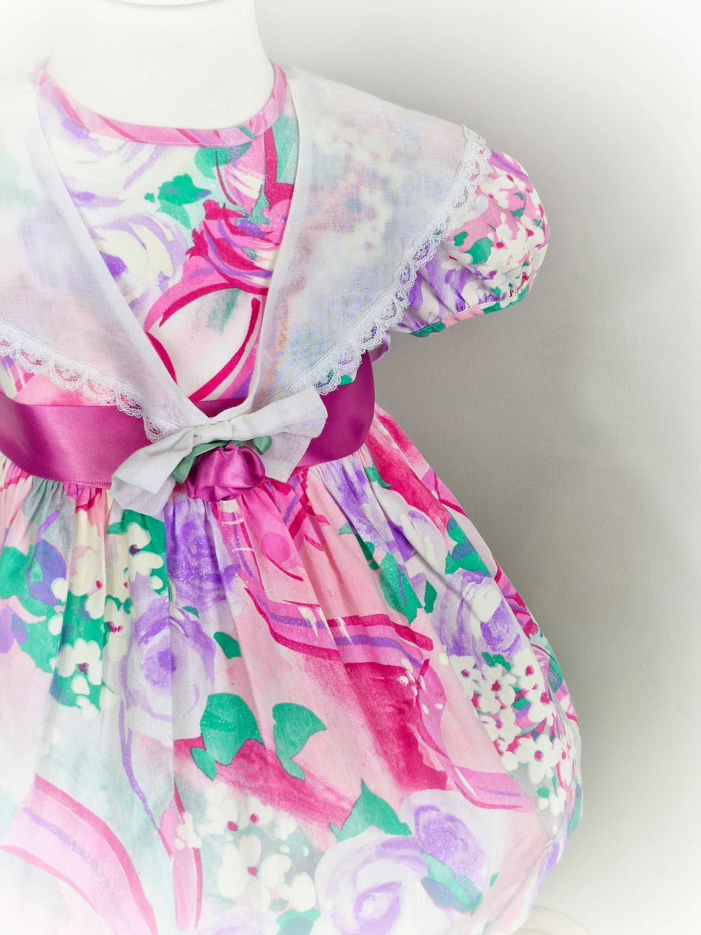 2-3 years. Vintage Roanna dress with vibrant pink print and white lace trimmed collar