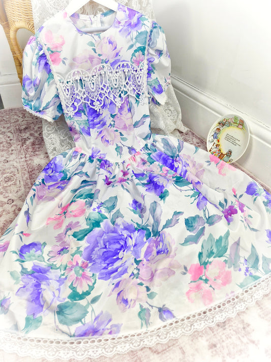 9-10 years. Vintage Jessica McClintock dress, white with purple floral designs, puff sleeves and lace bib details