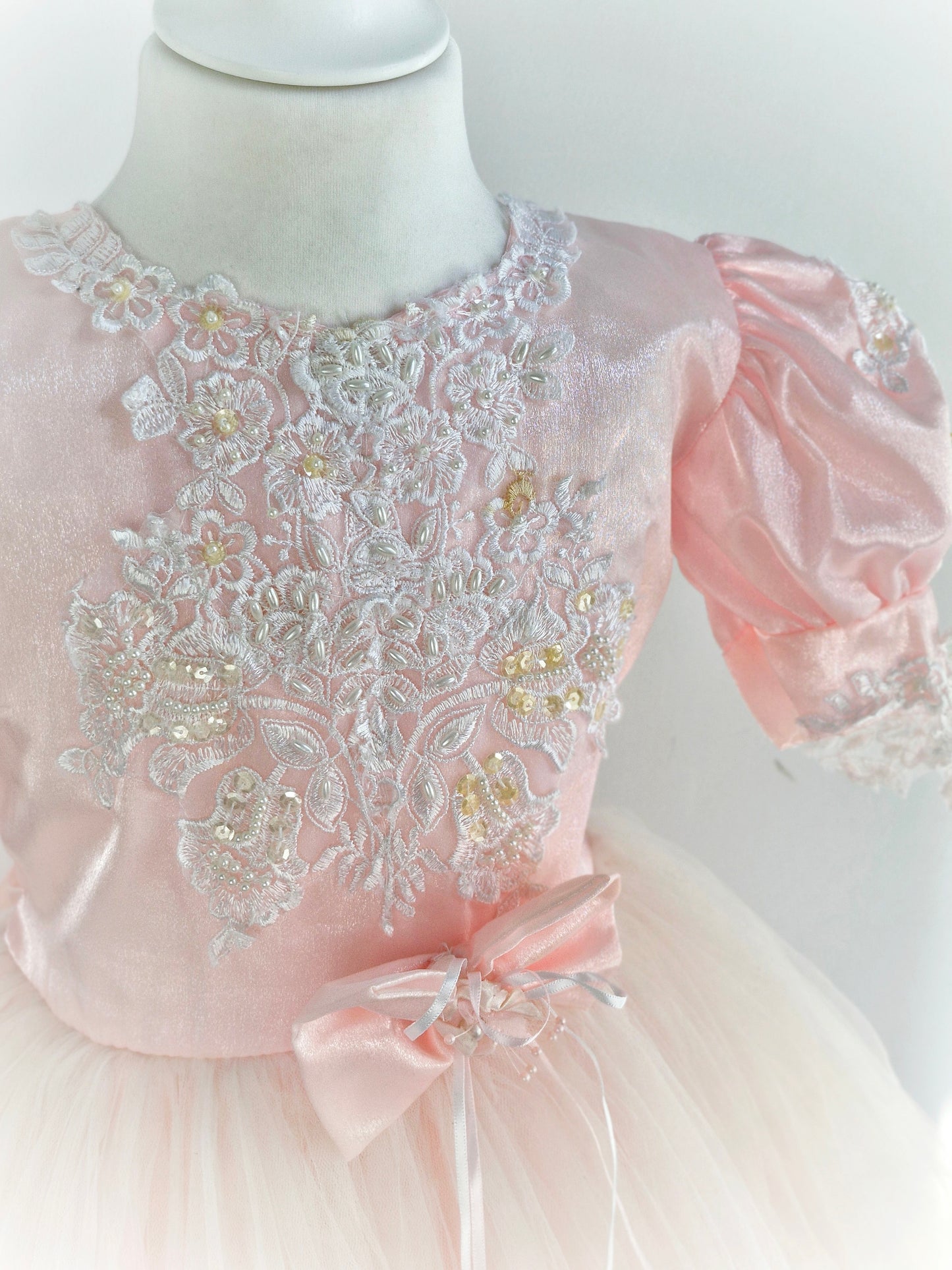 5-6 years. Pink puffy vintage party dress with tulle tutu skirt, puff sleeves and embroidered details