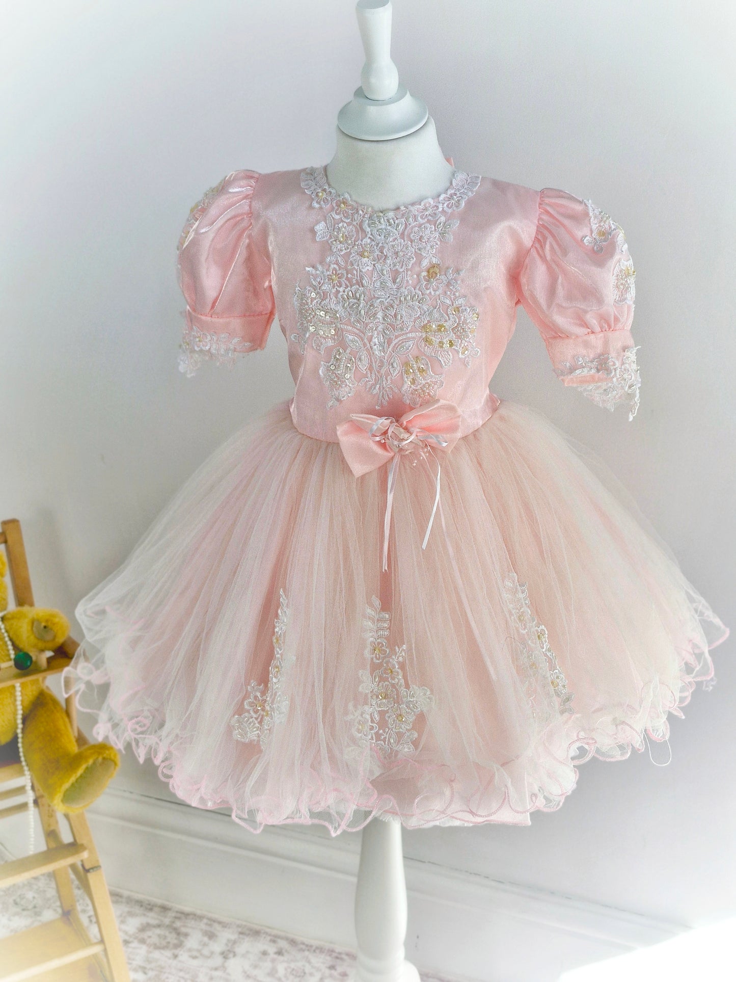 5-6 years. Pink puffy vintage party dress with tulle tutu skirt, puff sleeves and embroidered details