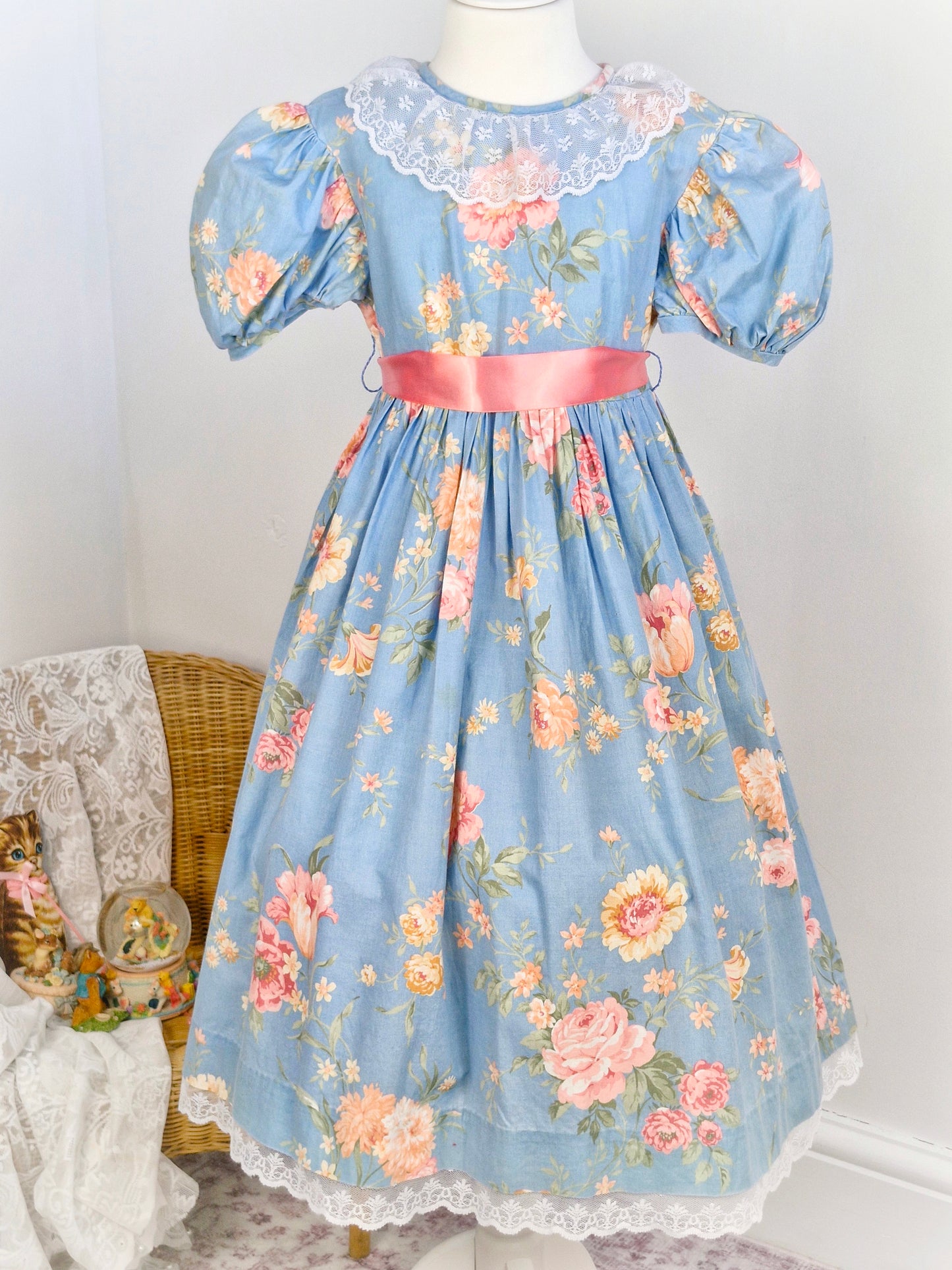 9-10 years. Blue vintage floral dress with pink roses, lace collar, puff sleeves and pink satin waist tie