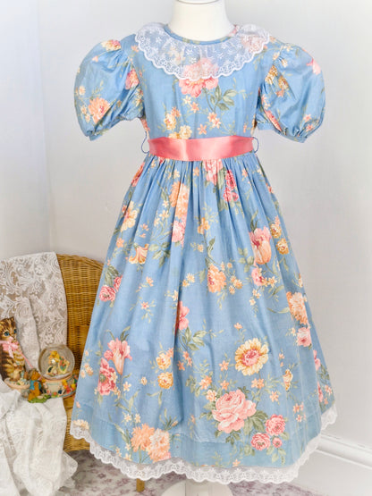 9-10 years. Blue vintage floral dress with pink roses, lace collar, puff sleeves and pink satin waist tie