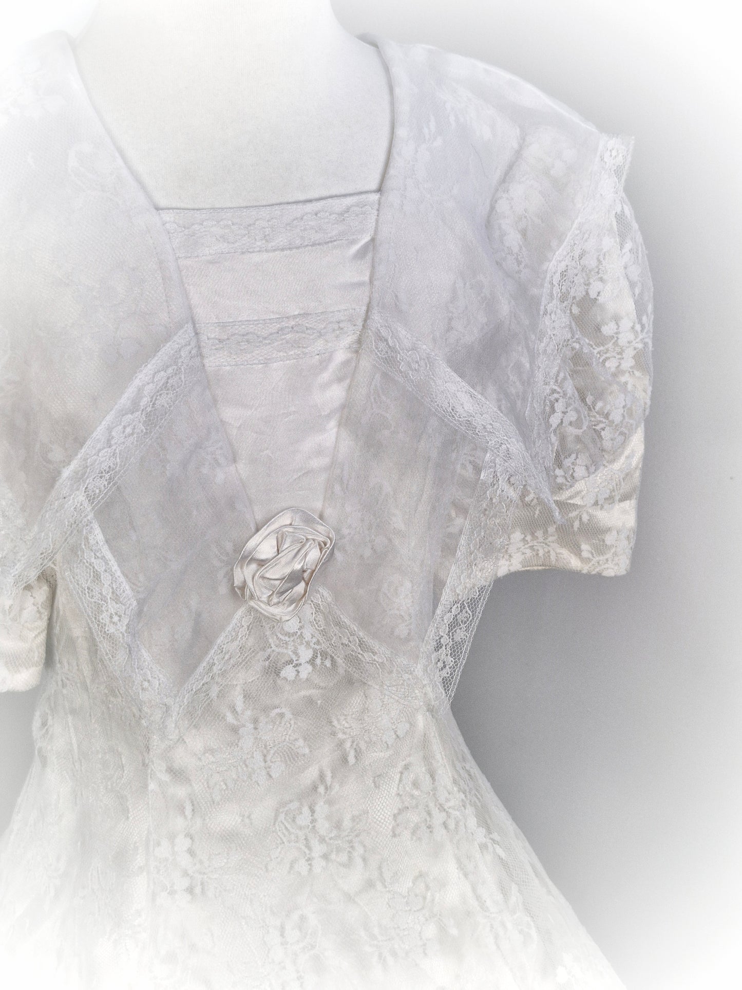 7-8 years. White lace vintage dress by Jessica McClintock