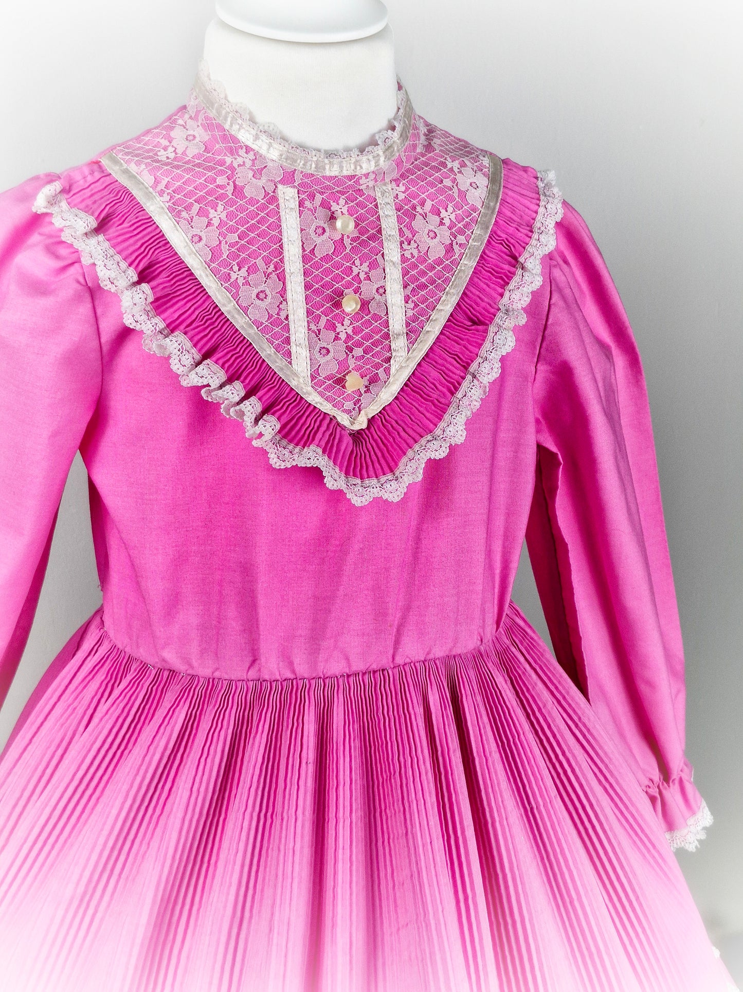 4-5 years. Vintage high-neck dress with mini pleats and white lace details
