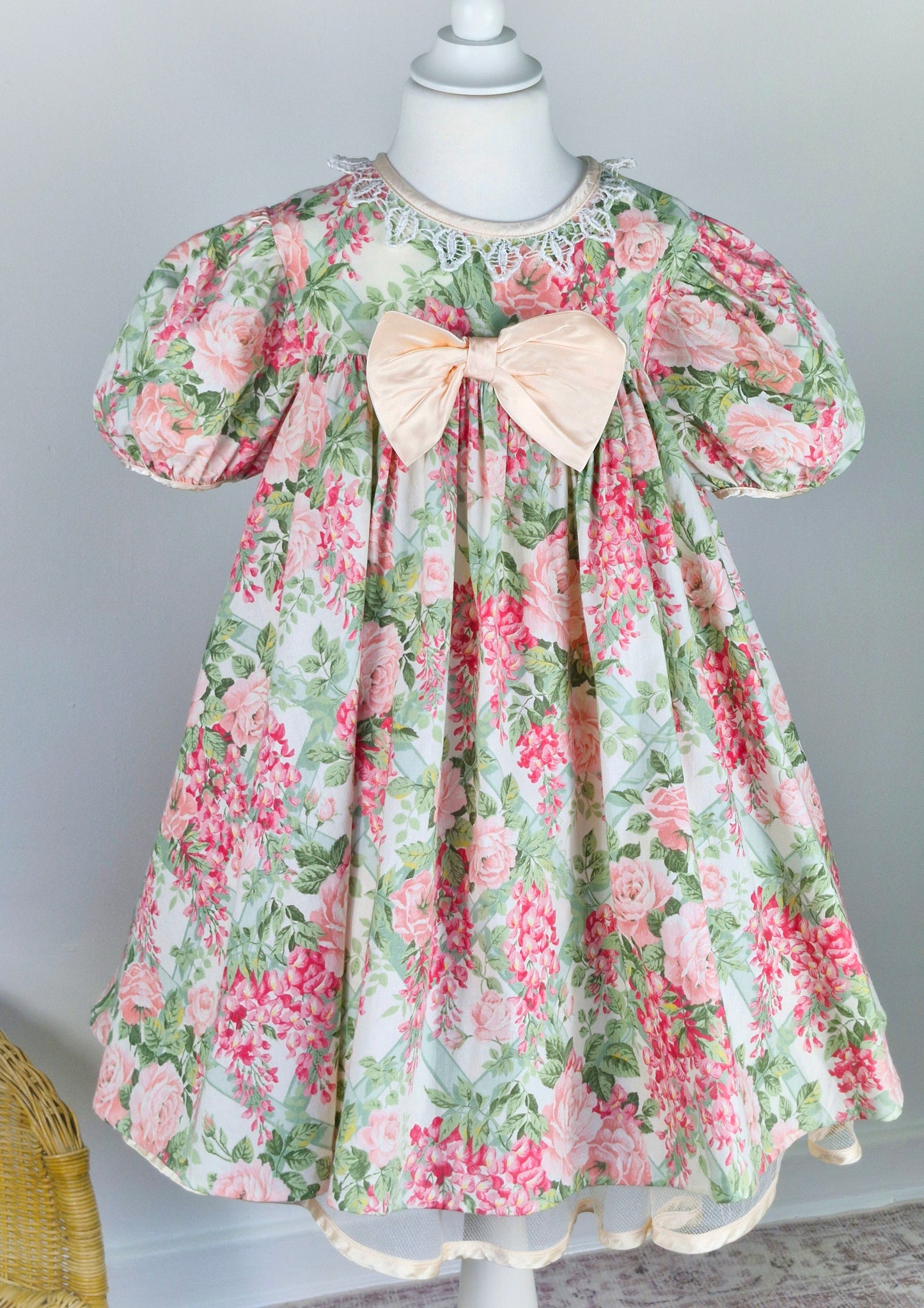 5 years. Vintage floral Bonnie Jean with large pink satin bow, puff sleeves and lace collar