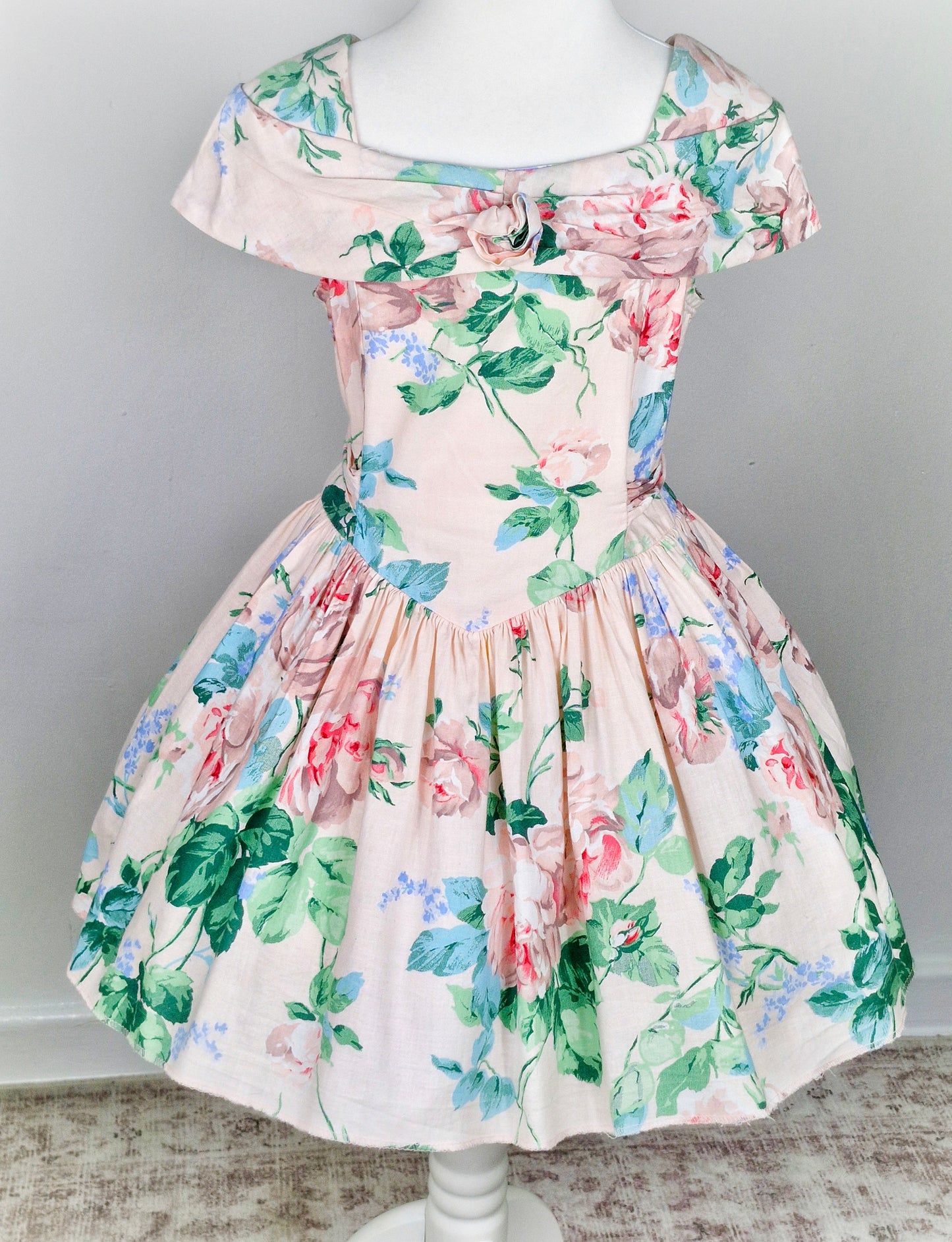 5 years. Pink vintage dress from Eve, too! With floral print and pretty of the shoulder style