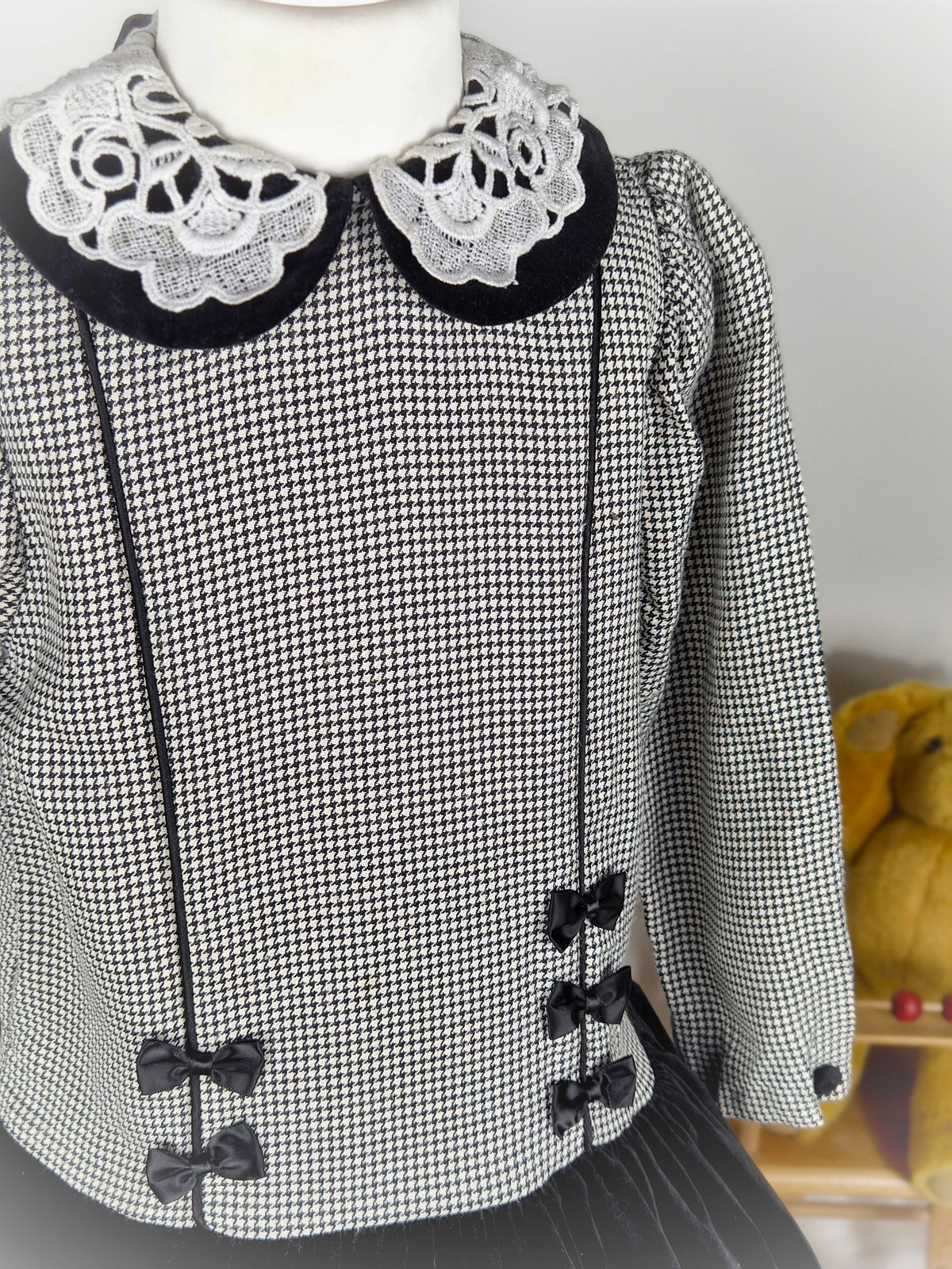 5-6 years. Black and white houndstooth vintage dress with black velvet skirt, bows and collar. Mille Feuilles