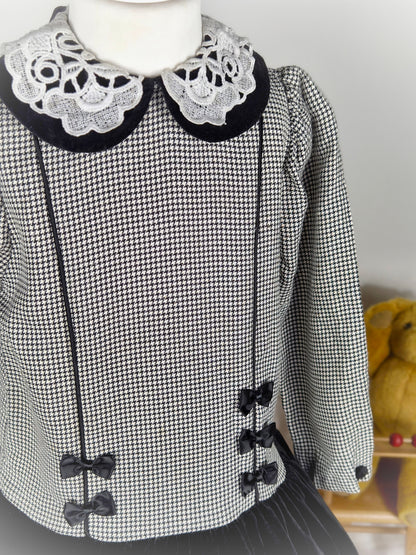 5-6 years. Black and white houndstooth vintage dress with black velvet skirt, bows and collar. Mille Feuilles