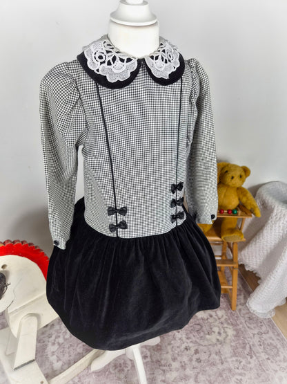 5-6 years. Black and white houndstooth vintage dress with black velvet skirt, bows and collar. Mille Feuilles