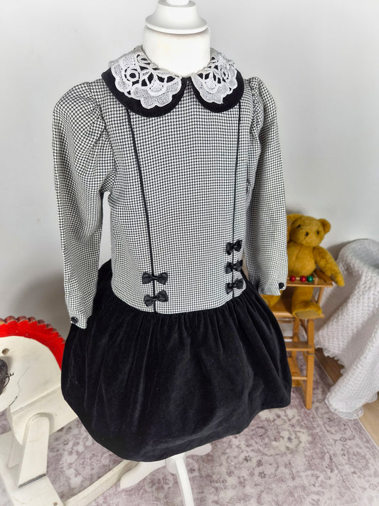 5-6 years. Black and white houndstooth vintage dress with black velvet skirt, bows and collar. Mille Feuilles