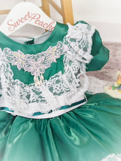 18-24 months. Green vintage full circle party dress with white lace details and ribbon belt