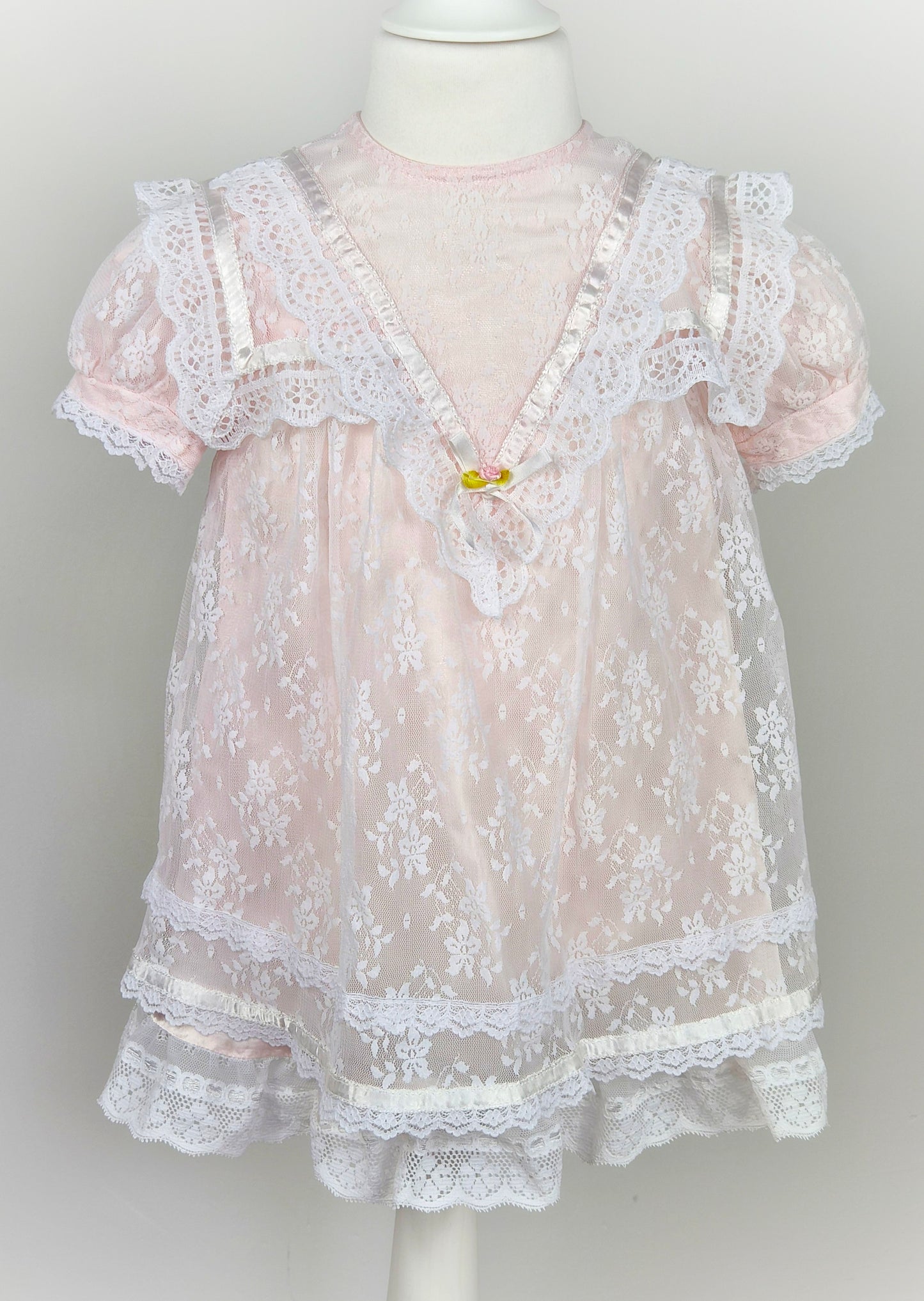 3 years. Pale pink vintage Jessica McClintock dress with white lace overlay, puff sleeves, pink satin ribbon trim and rosette