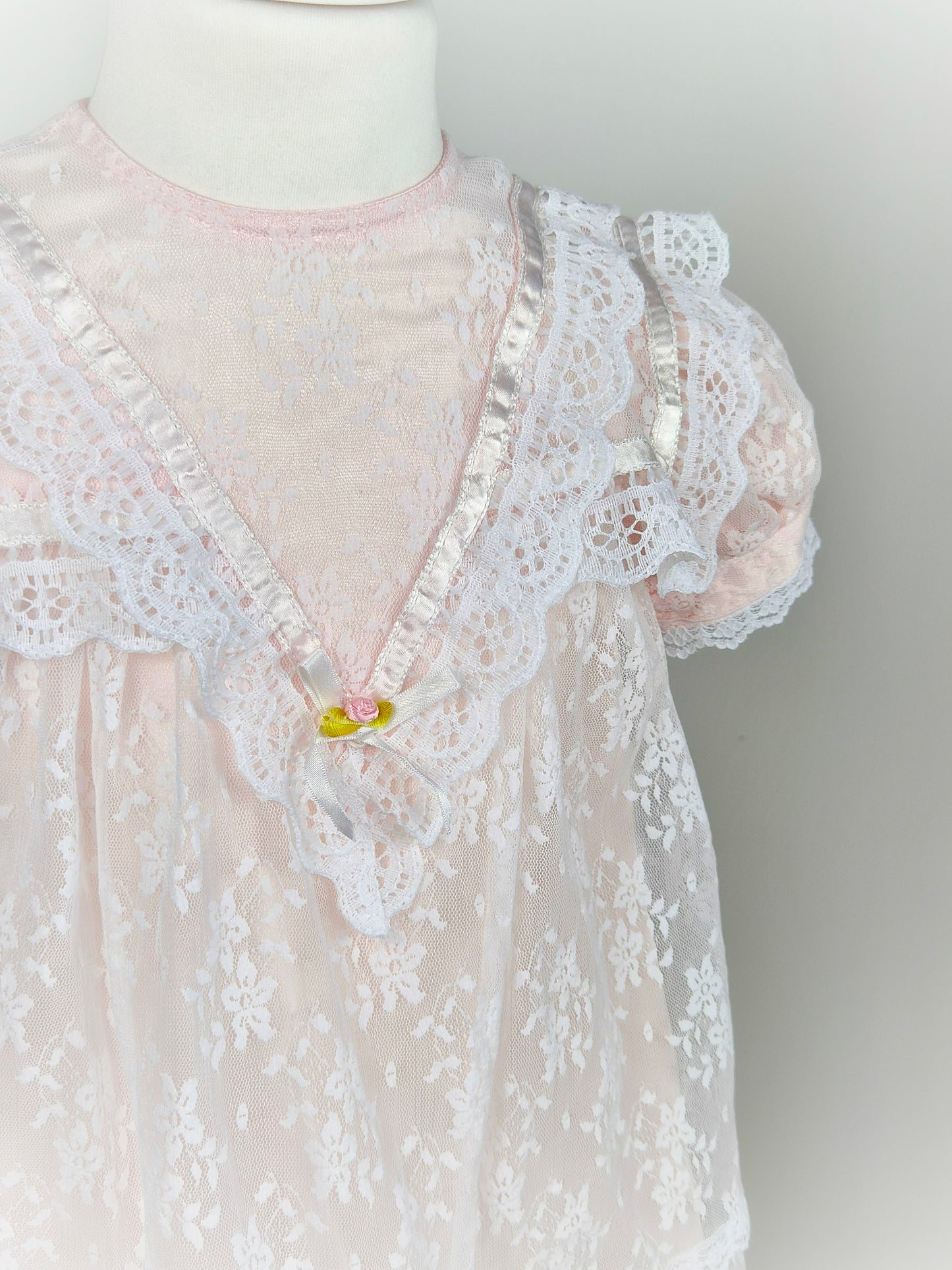 3 years. Pale pink vintage Jessica McClintock dress with white lace overlay, puff sleeves, pink satin ribbon trim and rosette