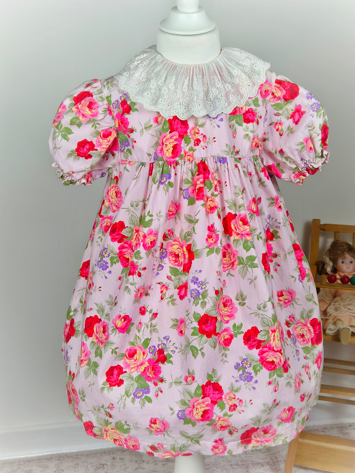 4 years. Pink floral vintage dress with white eyelet collar and puff sleeves