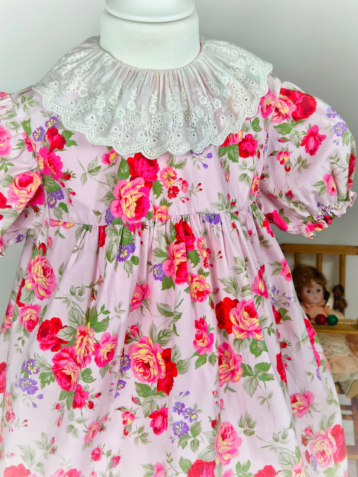 4 years. Pink floral vintage dress with white eyelet collar and puff sleeves