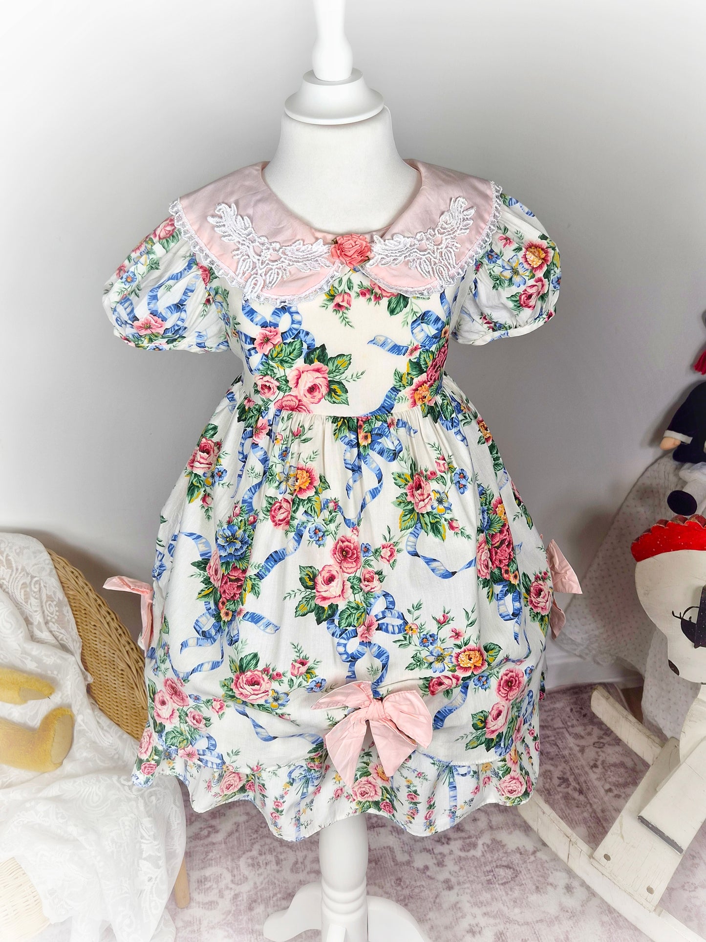 5 years. Cream vintage dress by Sarah Kent with pink follar and bows, floral patterns, puff sleeves and lace details