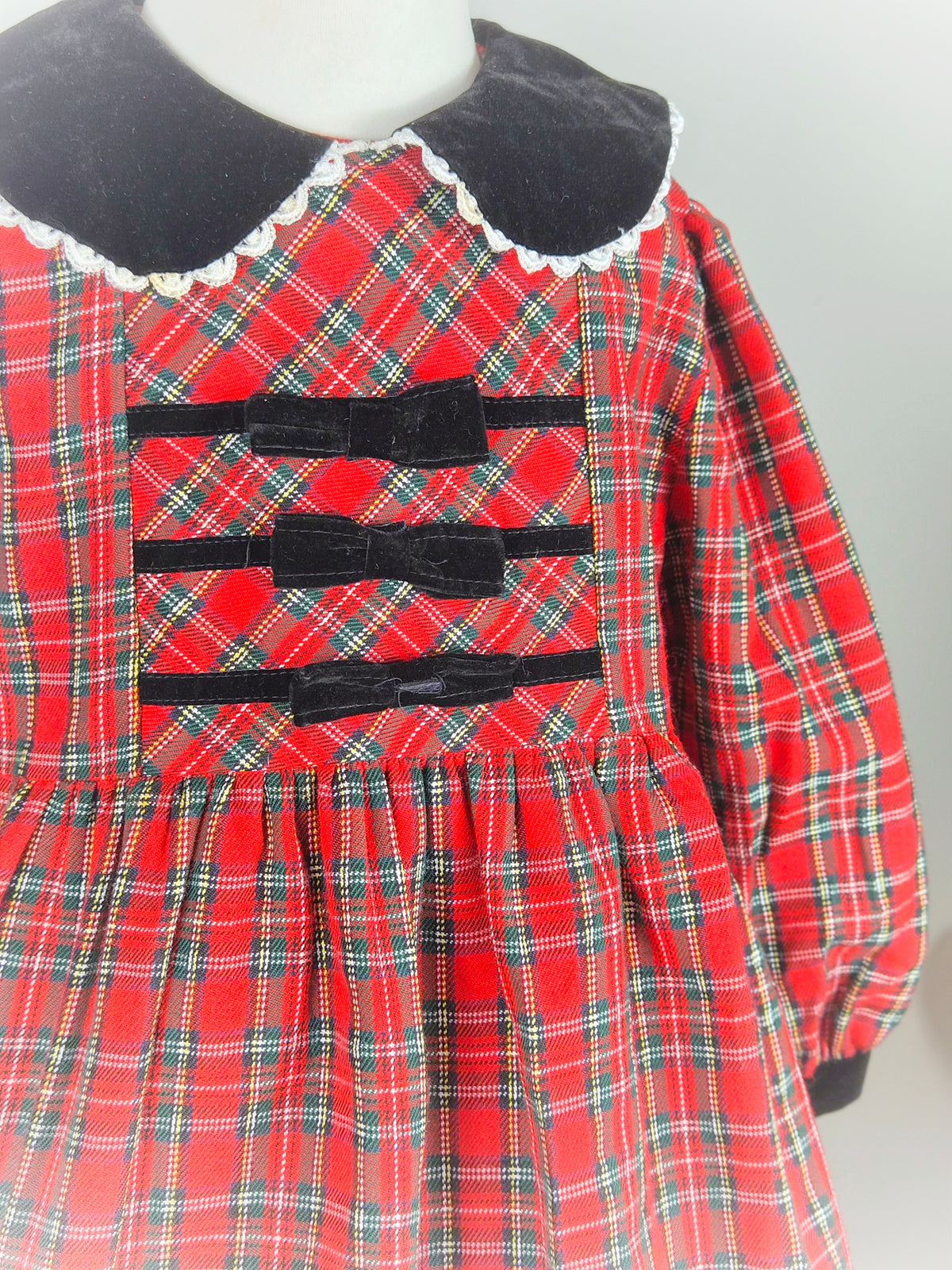 3-4 years. Vintage Bonnie Jean, tartan dress with black velvet collar and bows