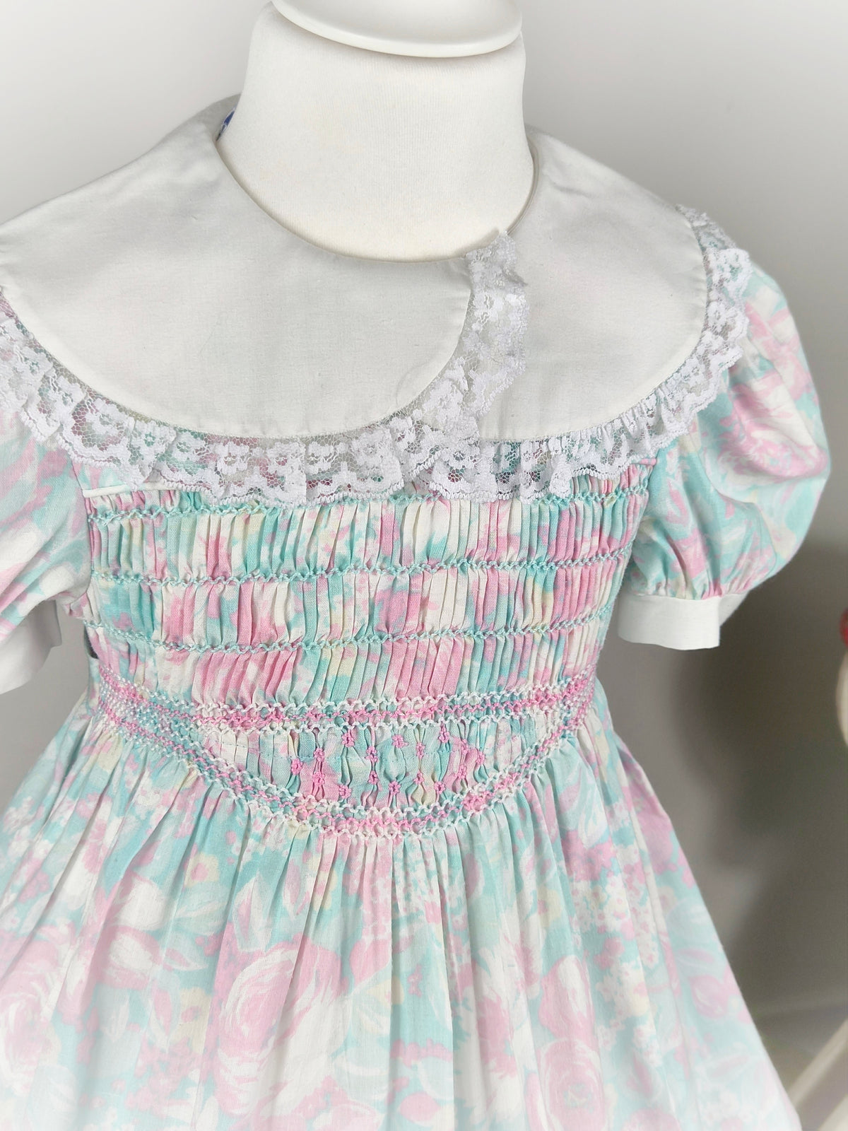 3-4 years. Pink and blue pastel smock vintage dress with puff sleeves, white collar and lace trim