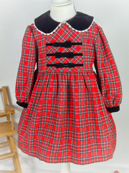 3-4 years. Vintage Bonnie Jean, tartan dress with black velvet collar and bows