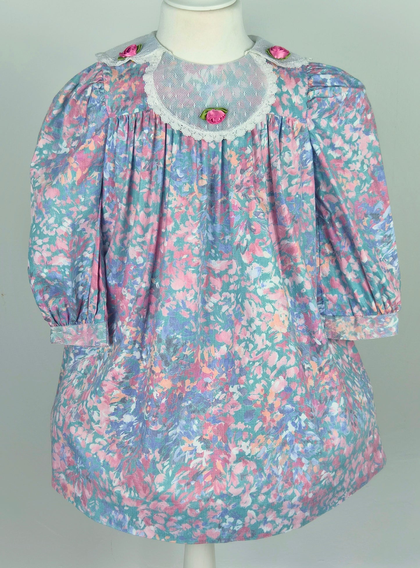 4 years. Floral vintage dress by Sarah Kent with white lace collar and rosettes