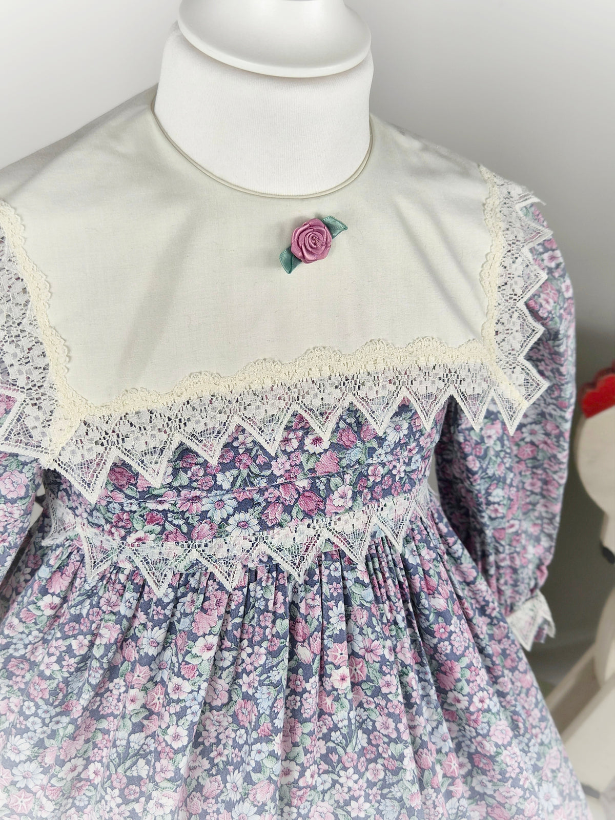 2-3 years. Floral vintage dress with white bib and lace details
