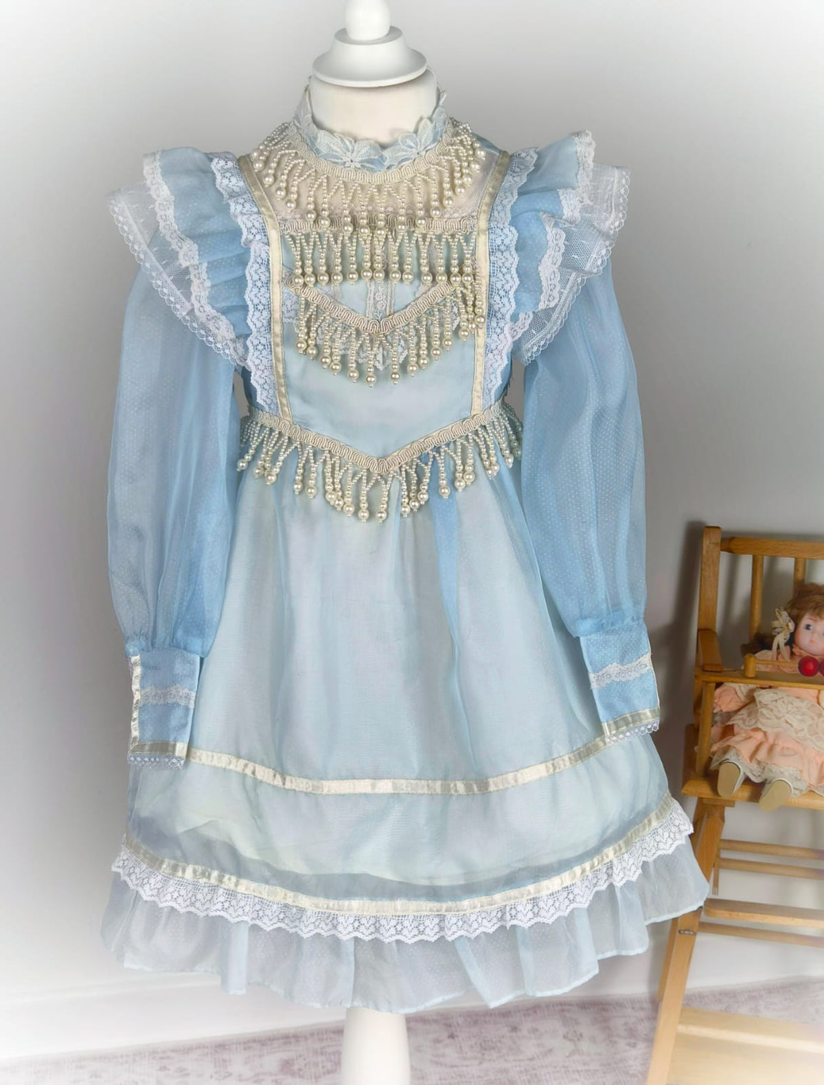 3-4 years. Maxi style blue vintage dress by Gunne Sax with pearl design, flutter shoulders and white lace trim